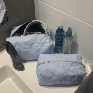 Handmade NECESSÄR  - Handgjorda söta necessärer som jag syr på beställning. Välj på olika tyger men bla blå, välj dragkedja och innetyg också🩵 Välj på liten/stor (skriv för mått)🩵 Passar perfekt att ge bort i julklapp eller födelsedagspresent eller helt enkelt behålla själv🩵