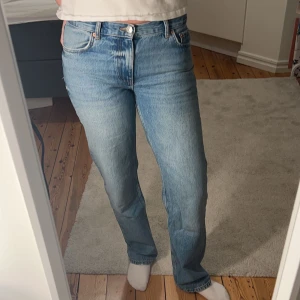 Blå jeans - Blå raka jeans från Gina. Använda men har inga defekter. Passar perfekt i längden på mig som är 172!💕