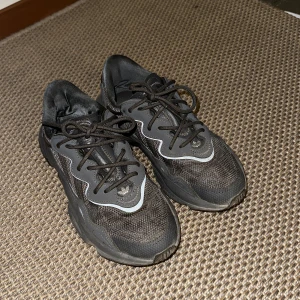 Addidas skor - Ett par bekväma Adidas-skor i armégrön färg. Reflekterar och är väldigt bra i mörker. Insidan av skorna är mjuk och mycket bekväm. Har använt de 3-4 gånger så skorna är i mycket fint skick.