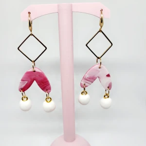 Handgjorda örhängen  - Egengjorda örhängen i polymerlera. Själva hängen är i rostfritt stål och pläterat i guld, nickelfria!  Går att byta till plast eller clips om så önskas