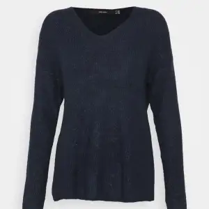 Säljer en mörkblå stickad tröja då den inte kommer till användning. Använt 2 gånger🤍 ordinarie pris 250 kr. Kom privat för fler bilder🤍