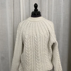 Stickad tröja  - Vit stickad tröja perfekt för vintern ! 