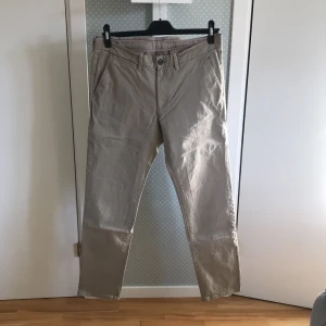 Chinos byxor - Säljer mina nästan oanvända slimfit beige chinos som har måtten: W=33 och L=32