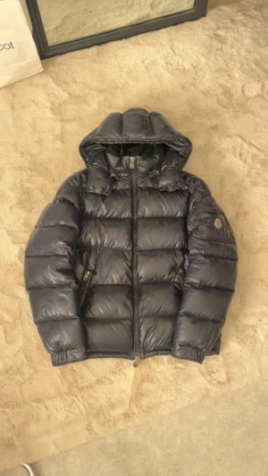 Moncler Maya - Moncler maya i använt skick, men vid användning syns inte det, kom pm för fler bilder på skador osv SLÄPPS BILLIGT FÖRST TILL KVARN! Äkta!!!