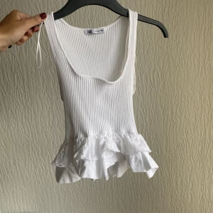 Vit topp - Säljer denna vita toppen från zara! Använd 1 gång, storlek s💖💖💖