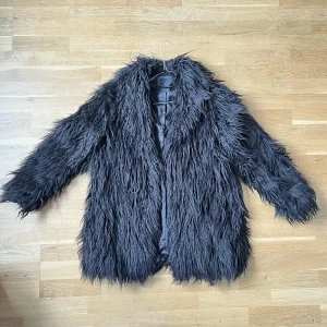 Varm Pälsjacka - Fauxfur. VARM! Voluminös fejk päls från tiger of Sweden. Välanvänd men har många år kvar. hade hela vintern och frös aldrig. 
