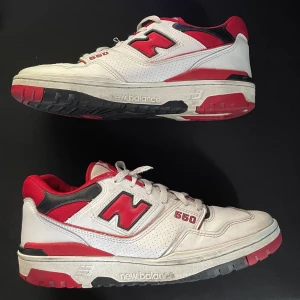 New Balance 550 White Red - Något använda New Balance sneakers. Lite avskavda på undersidan och det högra skosnöret är trasigt. Skorna är i hufsat skick men går att fräscha till lite extra om man vill det. (Extra skosnören tillkommer inte)