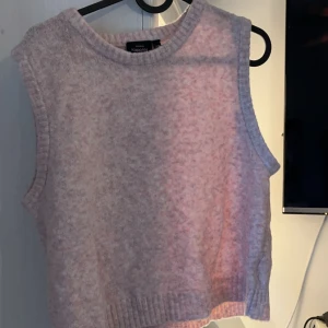 Väst  - Fin oanvänd rosa väst. Från Kappahl. Köparen står för frakten!