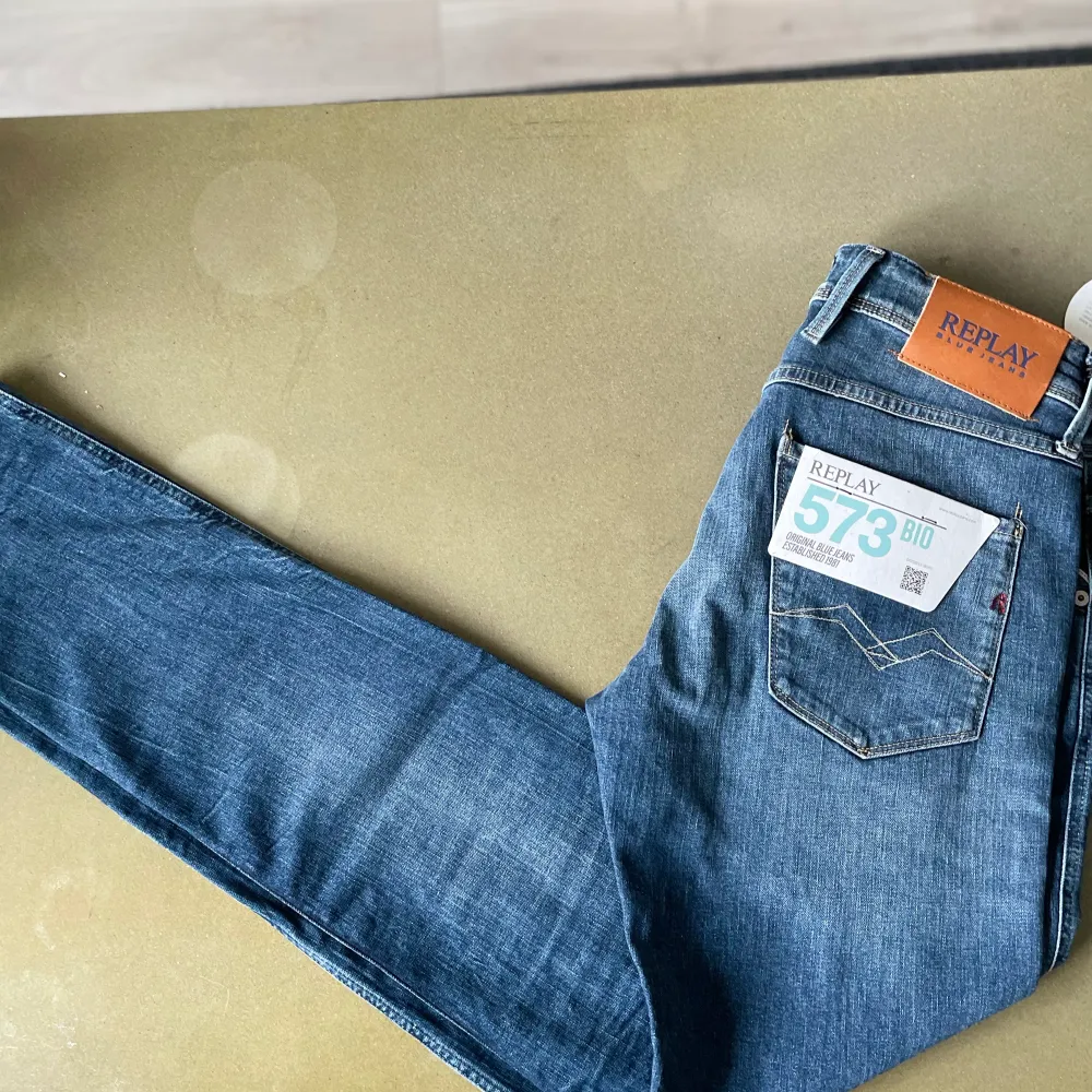 Ett par helt nya Replay Anbass jeans i storlek 30/34 och dark blue denim säljes endast testade. Köpta på Zalando för 1100 och kan inte längre skicka tillbaka.. Jeans & Byxor.