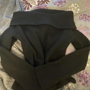 black off shoulder <3 - Jätte snygg off shoulder sweater som är skön inuti. Mer info i chatt ♠️