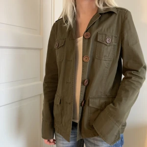 Jacka  - Tunn jacka perfekt till vår/höst🙏🏼