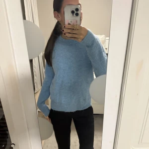 Stickad tröja  - Säljer denna skit snygga tröjan från zara. Använt endast 1 gång, inga skador och i jätte bra skick. Den ser helt ny ut och den är inte sticksig eller nopprig. 