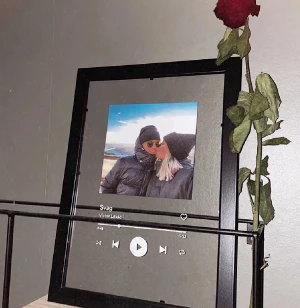 Spotify tavla - Den perfekta julklappen till bästavännen, pojkvännen eller familjemedlemmen! ❤️ Det ni ska göra är att skicka:  Låtval, tid på låten, en bra bild och välja om ni vill ha den i svart eller vit text.  -alla ramar är svarta. -Frakten kostar 69kr. 