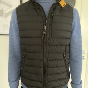 Parajumpers väst - Bekväm Parajumpers väst i svart färg från NK i strl M, säljes på grund av ingen användning.