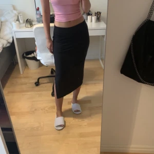 LÅNG KJOL - Lång super snygg kjol!!! Säljer i beige också. Köp inom 7 dagar och få fri frakt!🤩