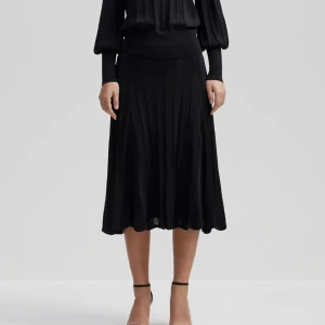 ByMalina kjol - Anissa midi skirt från ByMalina i storlek XS. Den är som ny och nypriset är 2400🤍 kan skickas fler bilder vid intresse!