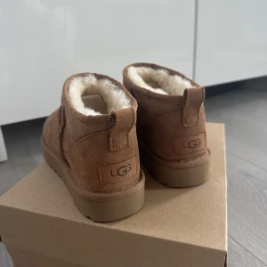 UGGs - Helt nya och oanvända classic ultra mini UGGs i färgen chestnut storlek 38. Säljs då dom var för stora 🧸🤎