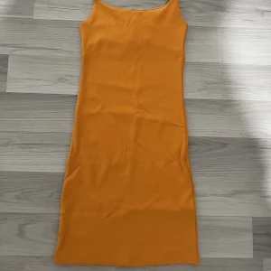 Klänning  - Jätte fin orange klänning som aldrig har använts. I ett jätte bra skcik🤍