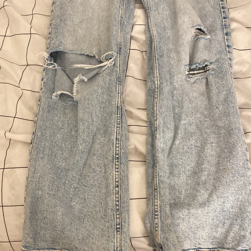 Snygga jeans med hål i❤️! (Om ni ska köpa swisha ist för att trycka på köp nu tack💕!). Jeans & Byxor.