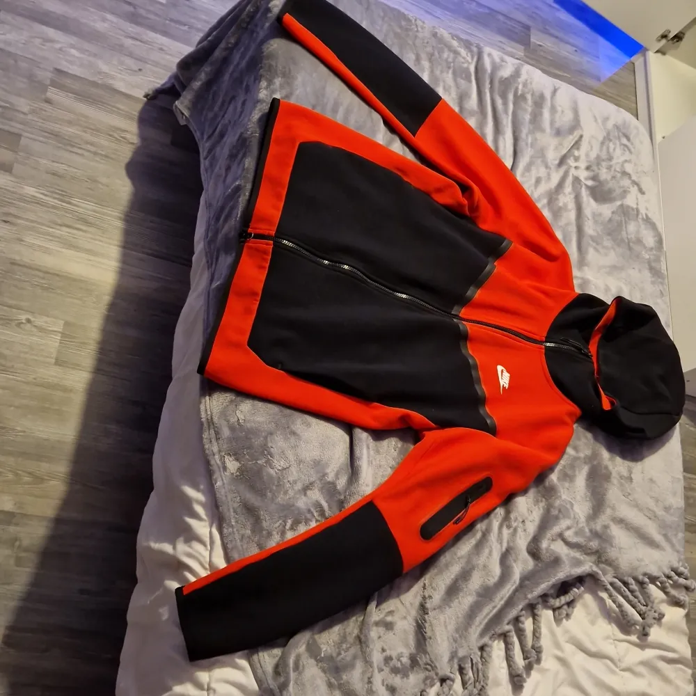 Säljer en nike tech hoodie för 400 storlek M hoodien är i nyskick och har inga fläckar. Hoodies.