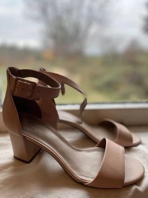 Fina klackskor🩷 - Ett par fina klackar i fin rouge i storlek 39 1/2, från märket clarks! ( Orginalpris runt 900) inga skador på skorna, skriv för fler bilder🩷🩷