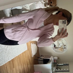 Stickad kofta - Skickad kofta i fin skick🌸 📌 storlek M, passar s/m Knytning i midjan💐 Pm för fler bilder 💓