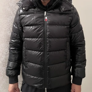 Moncler cuvellier down jacket - Storlek 2-m, Andvänd 2-3 gånger förra vintern , mycket bra skick 