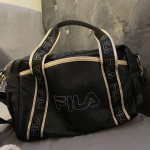 Fila väska  - En medel stor väska med fila logga på i bra skick 