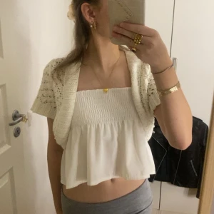 Topp/ kjol - En vit topp man kan använda som kjol Övre delen är lite längre eftersom jag vikit in den, används nästan aldrig , i nyskick ❤️