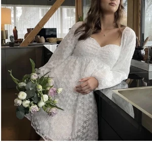 Studentklänning NAKD🤍✨ - Så fin slutsåld klänning i nyskick med prislapp kvar! Säljer då den inte passade. Passar perfekt till studenten eller till sommaren!