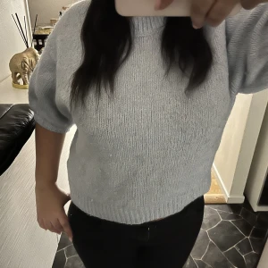 Stickad trekvartsarm - Stickad tröja i trekvart ärmar! Storlek L men har krympt i tvätten så skulle säga S/M 