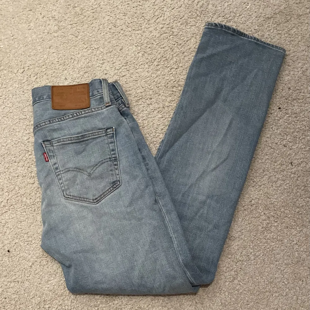 Hej! Säljer nu mina sjukt snygga Levi’s 501or! Jeansen är i storlek W28 L32 och har inga defekter. Hör av dig vid funderingar eller frågor!. Jeans & Byxor.