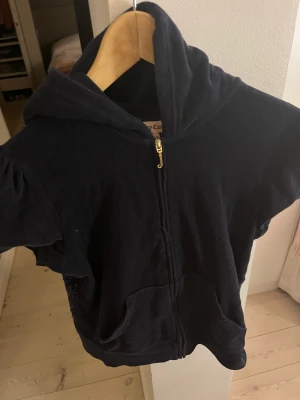 Juicy couture t shirt-tröja - En fin juicy couture t-shirt-tröja som är vintage som inte kommer till användning längre. Har används men är i superbra skick!💕 Köparen står för frakt.  Inga returer