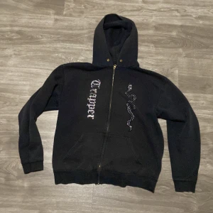 Zip hoodie made by trappers - Skick 7/10 använd den några gånger i somras så den kan va lite solfärgad. Modellen är cirka 183cm och 74kg