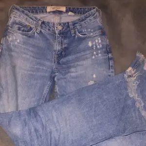 Jätte fina jeans med småslitningar som tyvärr inte andvänds.från hm i storlek 36💕som man ser på bild 3 har det gått upp lite men lätt att sy igen annars fina och fint skick💕
