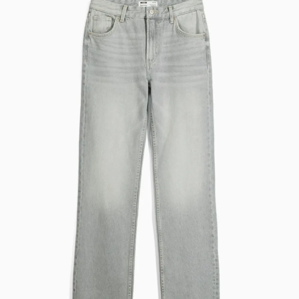 Ett par ljusgrå jeans från Bershka, oanvända. Storlek 32 men passar mig som brukar ha 36, midwaist! . Jeans & Byxor.