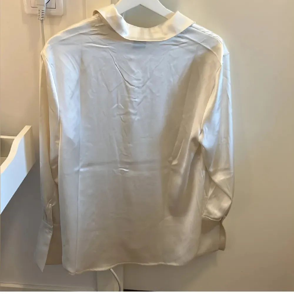 En ”blus” ifrån Gina tricot. Aldrig använd. Beige. . Blusar.