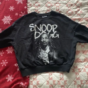 Svart sweatshirt (Snoop Dog) - Snoop Dog merch, storleken är S.