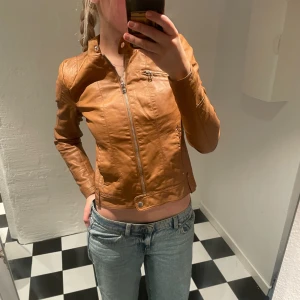 Skinnjacka💓 - Snygg skinnjacka!! Tajtare i modellen💓bra skick! 