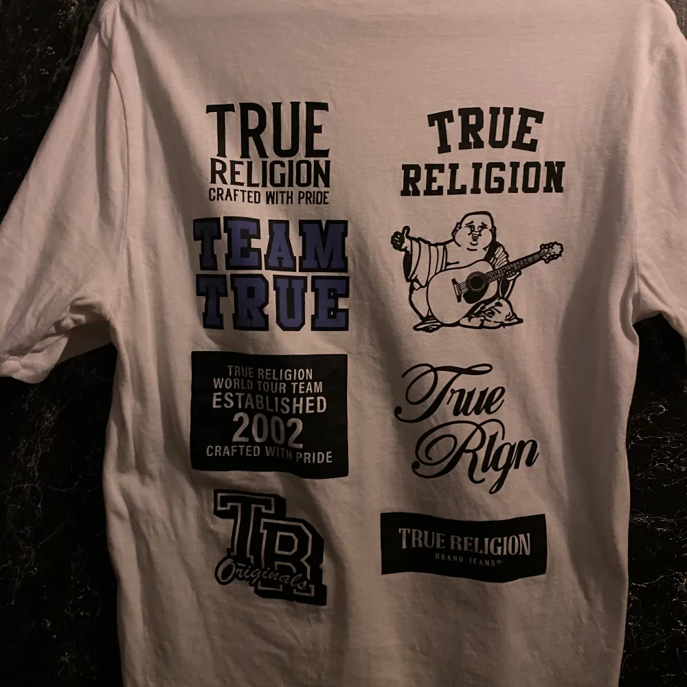 En otroligt fin True Religion TR LOGO TEE. Skick 10/10 använd 1 gång. Orginalpris ca 850, mitt pris 599. Kan även gå ner i pris vid snabbaffär!!! . T-shirts.