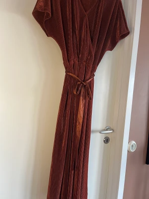 Höstklänning 🍂  - Vacker arbetad klänning med underklänning , följsam i sin siluett, siden skärp , knapp vid V-ringningen , färg koppar/rost/brun normal i storlek 