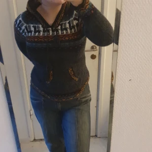 Stickad huvtröja - Varm och mysig tröja som sitter sååå fint på. Perfekt till hösten