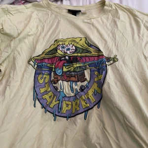 t shirt - en svampbob t shirt från nptt pr sen tillbaka, mycke använd och lite sliten men sitter skönt, och väldigt mjuk i materialet 