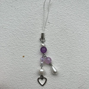 lila phone charm - handgjort mobilsmycke med lila och vita pärlor 💕 perfekt till julklapp och kan sättas på väskor, mobilskal, dragkedjor osv. skriv gärna vid funderingar 🤍 (frakt, som brev: 15kr)