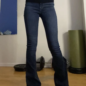 Super snygga mörkblå Bootcut jeans!  - Super snygga jeans slm är mellanmidjade. Inga defekter