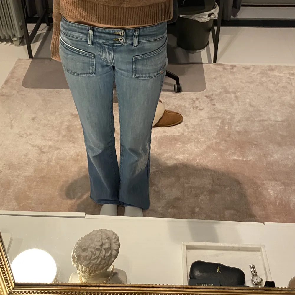 Skitsnygga unika dieseljeans! 😍 Passar perfekt för mig som är ca 164 cm lång. . Jeans & Byxor.