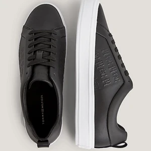 Tommy Hilfiger sneakers - Intressekoll på mina Tommy Hilfiger sneakers, helt nya säljer då dom va för små för mig och var för sent att skicka tillbaka, aldrig använda kartong osv kommer med. Köpte i butik för 1500