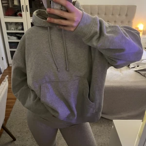 Grå hoodie🩷 - Fin grå hoodie från Weekday i bra skick 💘