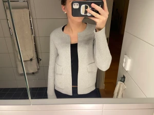 Zara kofta  - Säljer denna koftan då den inte används. Den är i bra skick och inga tecken på användning finns💗