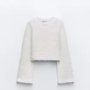 Säljer denna mjuka vita tröja i puskpäls (lurvig) i storlek M.  Etiketter sitter kvar och har ledig använts. Säljs då den ej passar.  Priset går att förhandla.